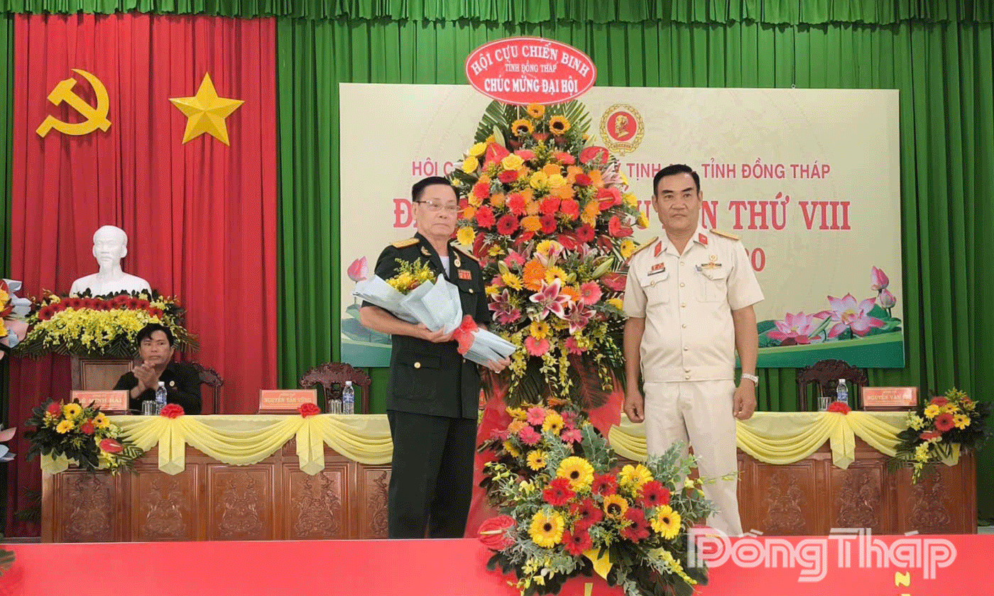 Đồng chí Phan Hùng Mãnh, Chủ tịch Hội CCB tỉnh tặng hoa chúc mừng Đại hội.