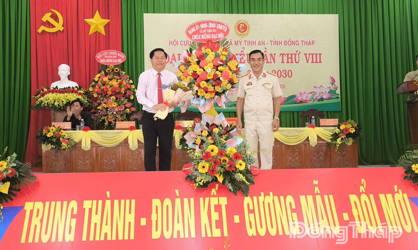 Đảng ủy xã Mỹ Tịnh An chúc mừng Đại hội.