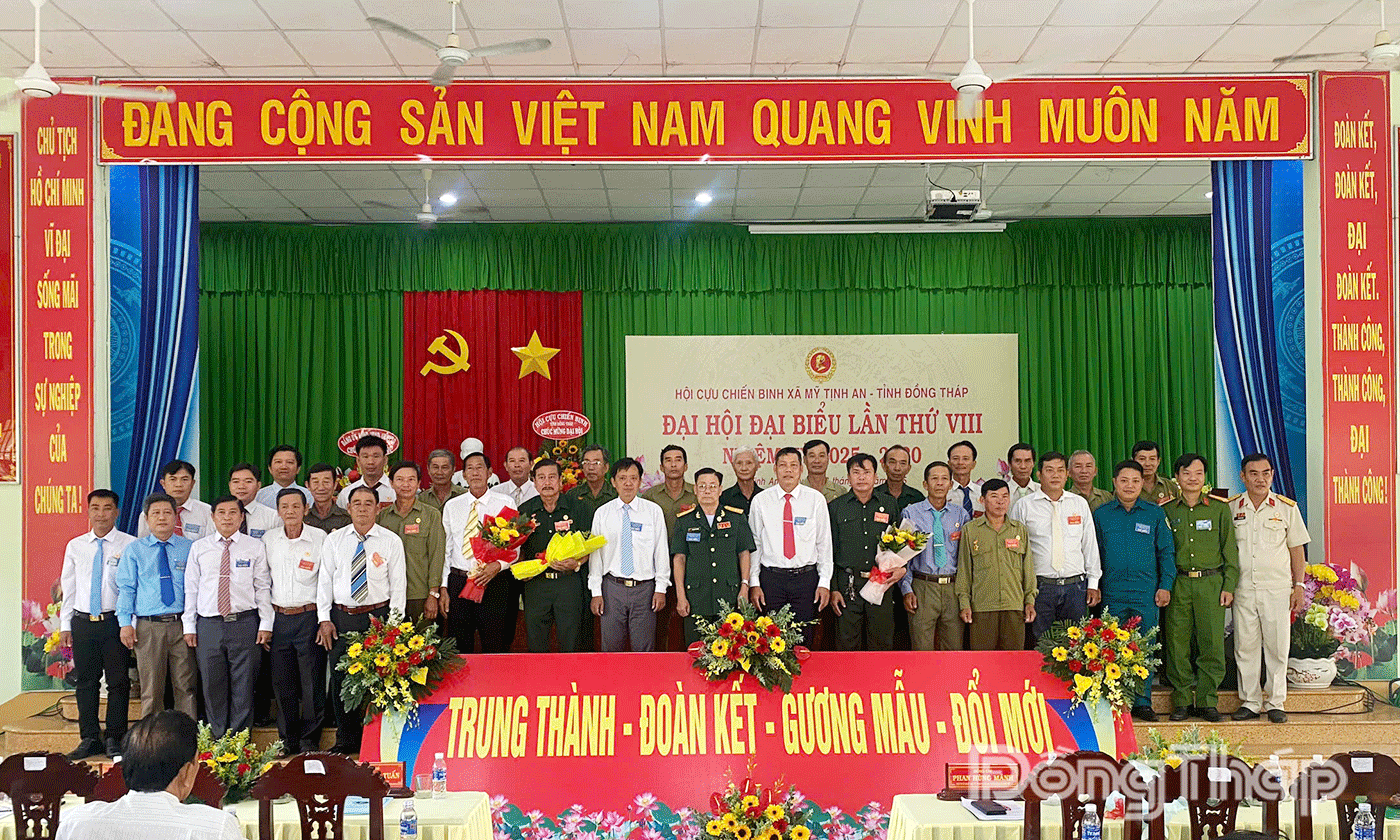 Lãnh đạo Hội CCB tỉnh, địa phương tặng hoa chúc mừng Ban Chấp hành Hội CCB xã Mỹ Tịnh An, nhiệm kỳ 2025-2030.