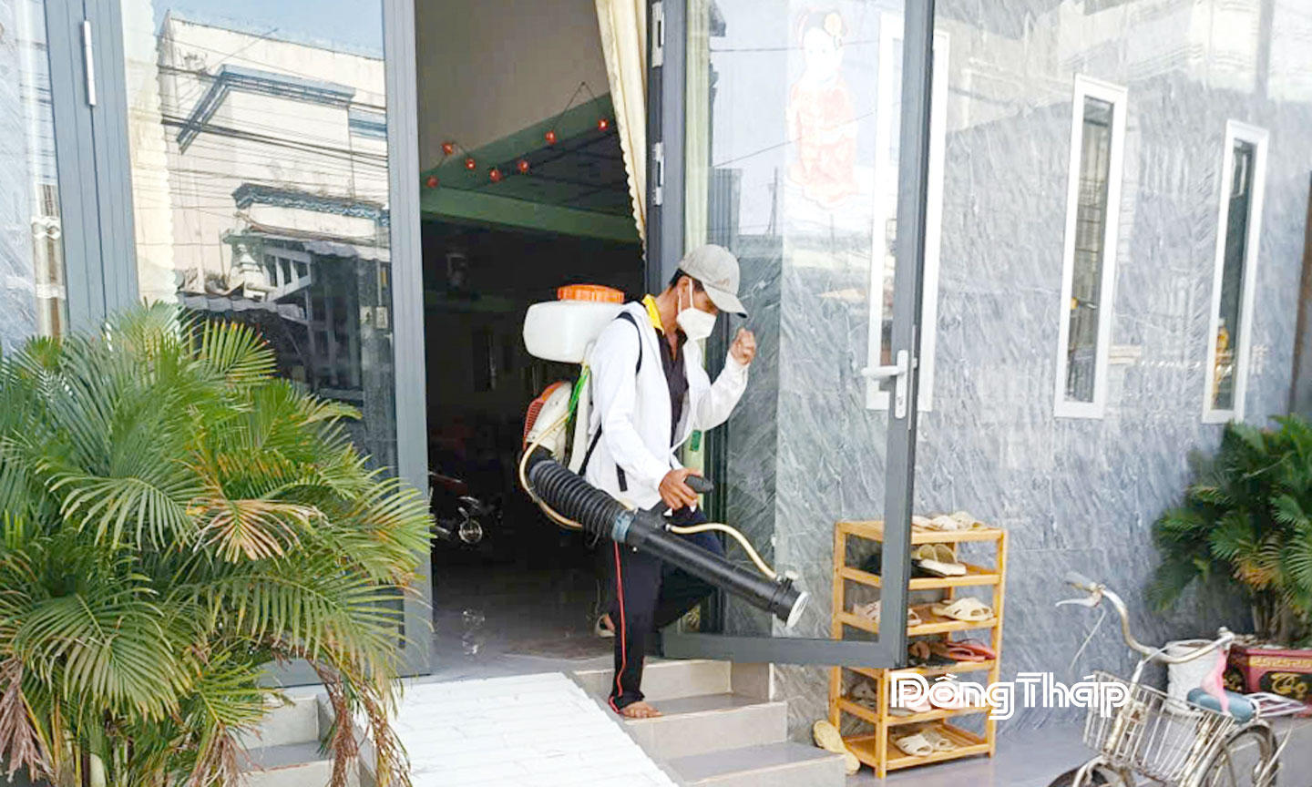 Trạm Y tế xã Gia Thuận tổ chức phun xịt hóa chất diệt muỗi tại khu vực  có ca bệnh sốt xuất huyết.