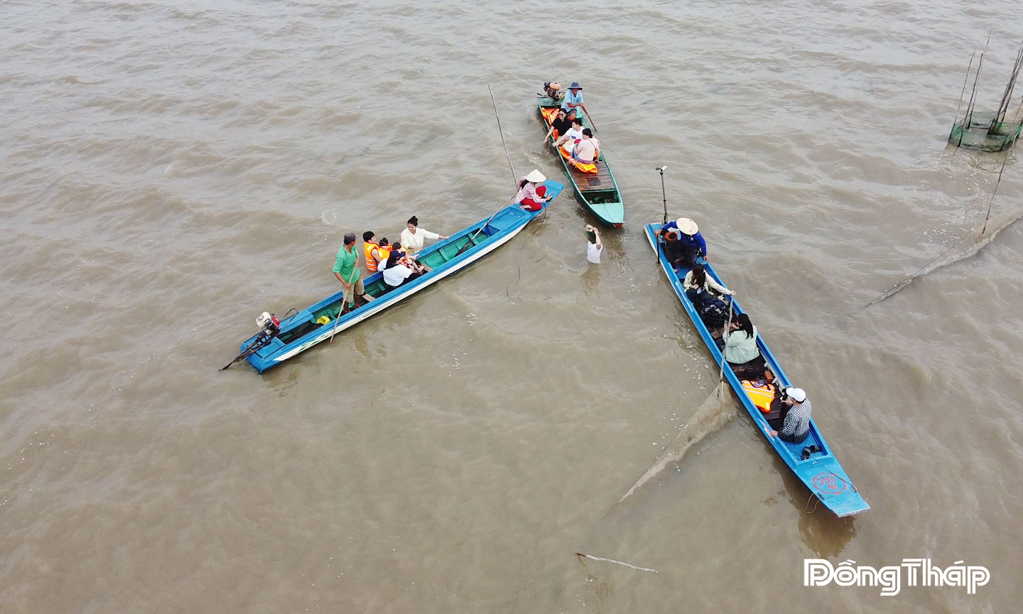 Du khách trải nghiệm du lịch trên cánh đồng mùa nước nổi ở xã Thường Phước.