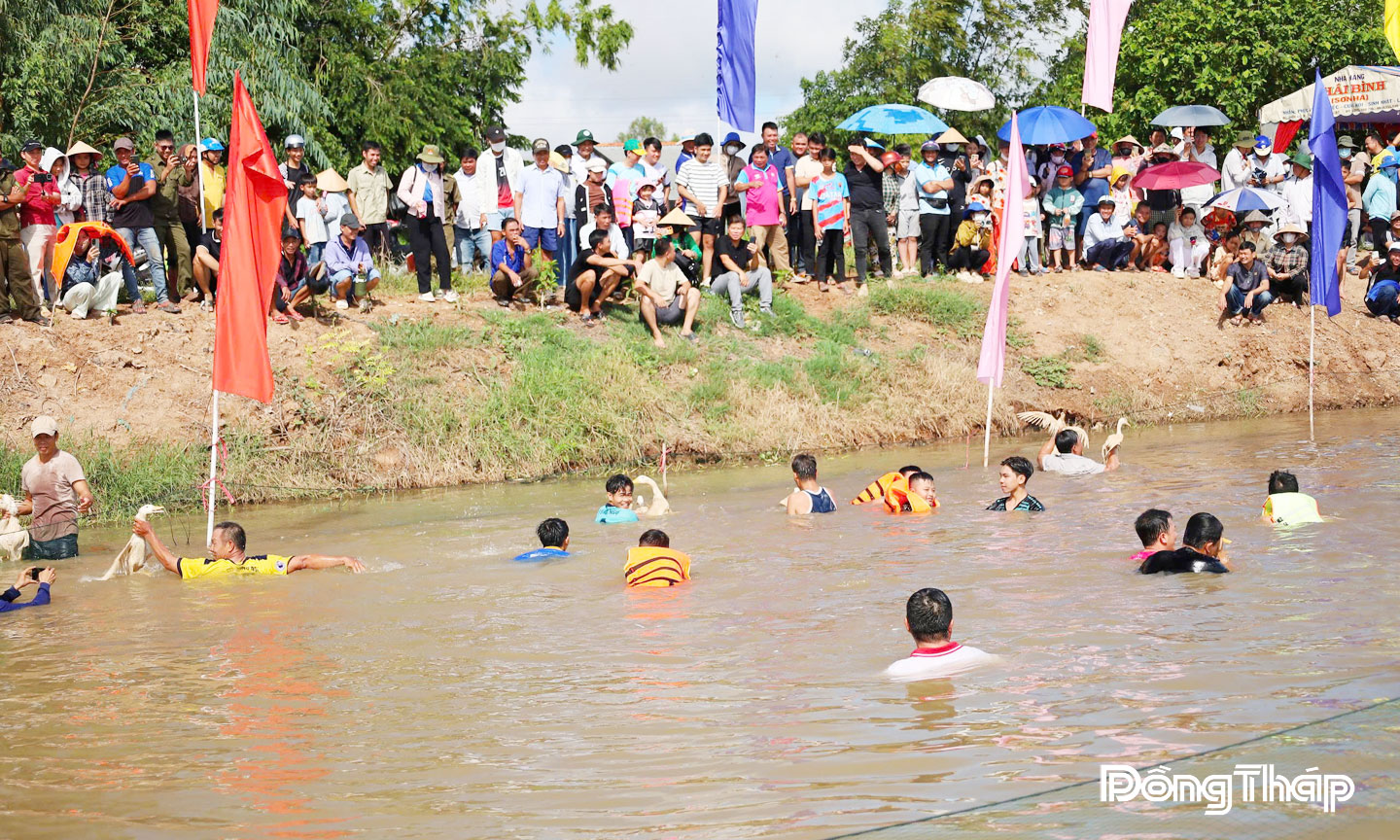 Hoạt động trải nghiệm mùa nước nổi tại phường An Bình.