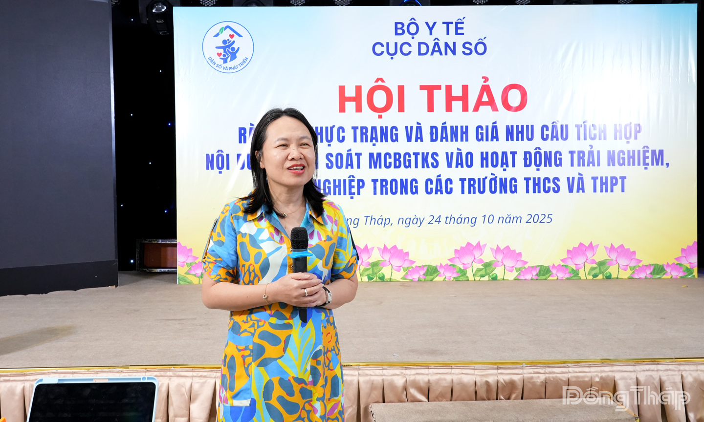 Bà Đỗ Thị Quỳnh Hương, Phó Trưởng phòng Cơ cấu và Chất lượng dân số, Cục Dân số trình bày nội dung cần tập trung thảo luận tại hội thảo