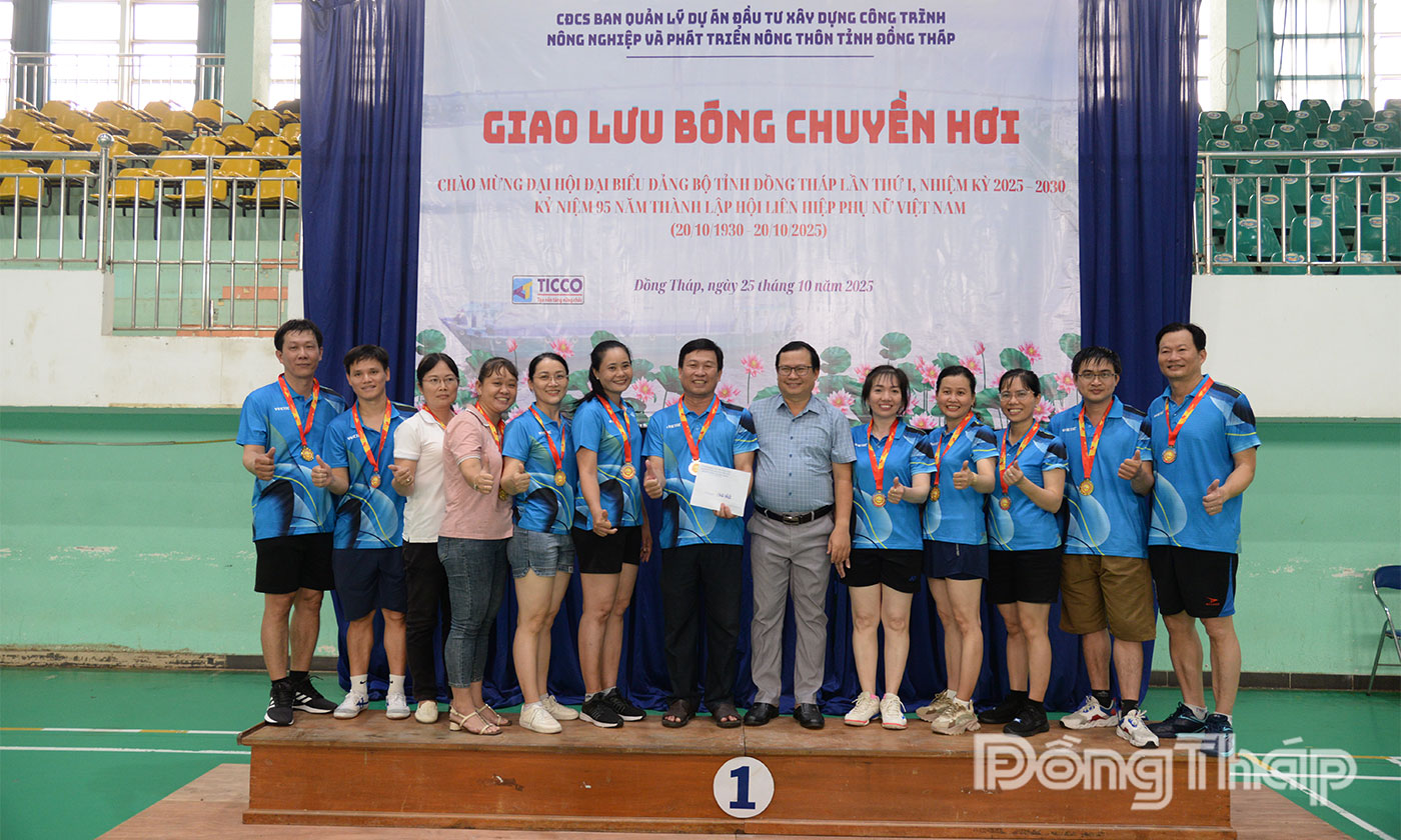 Ban Tổ chức trao giải cho đội đạt giải Nhất.