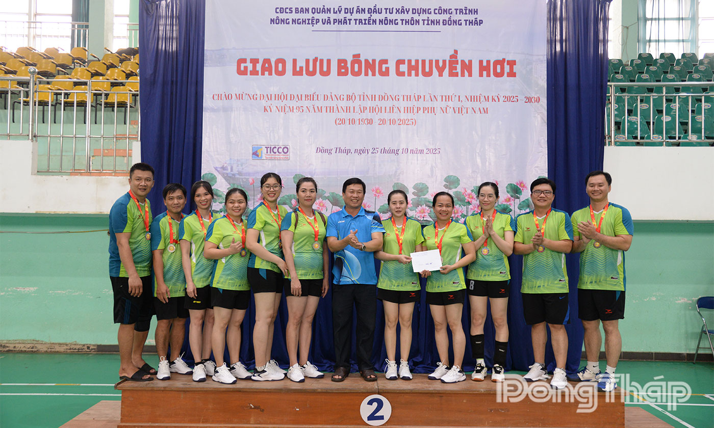 Ban Tổ chức trao giải cho đội đạt giải Nhì.