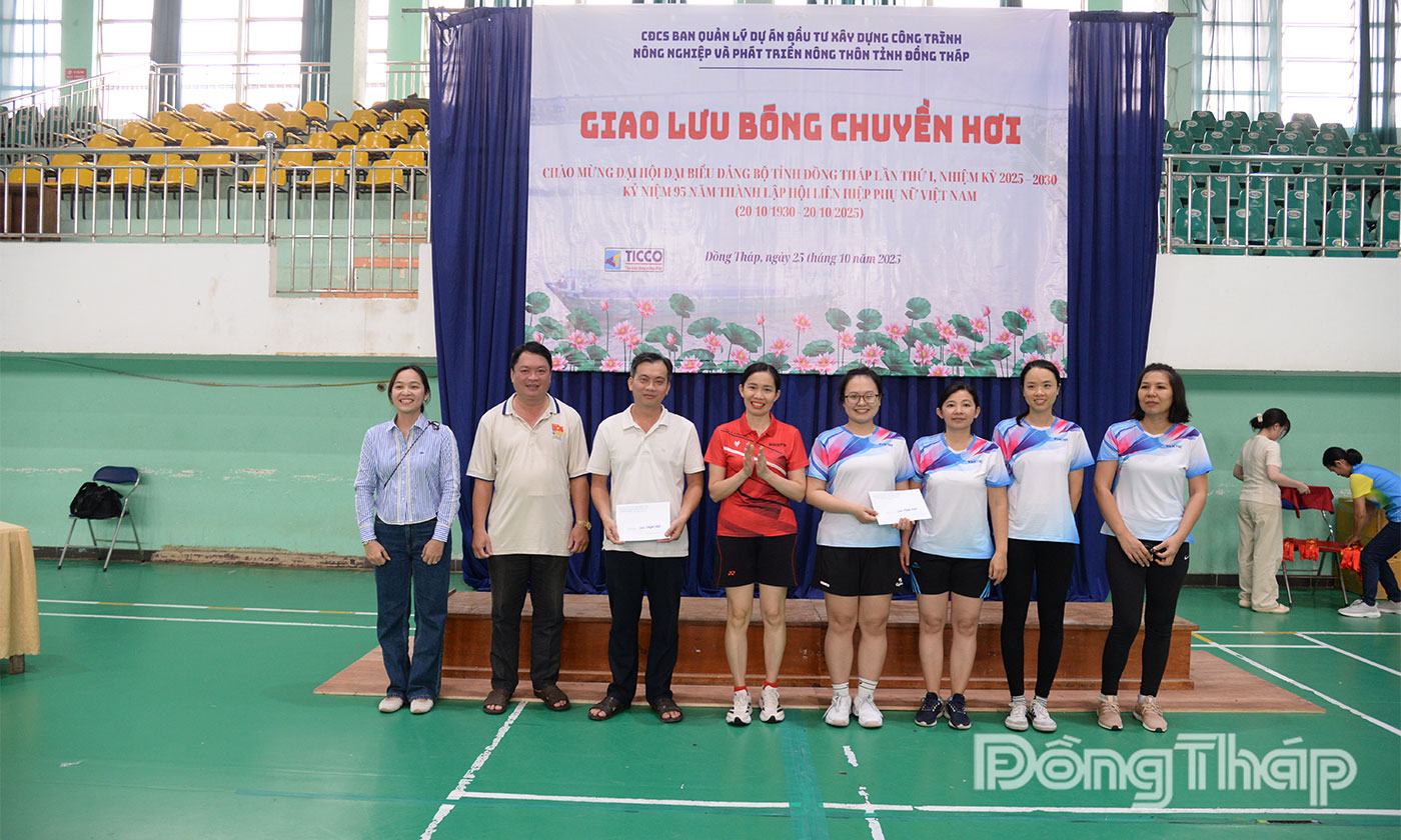 Ban Tổ chức trao giải cho các đội đạt giải Khuyến khích.