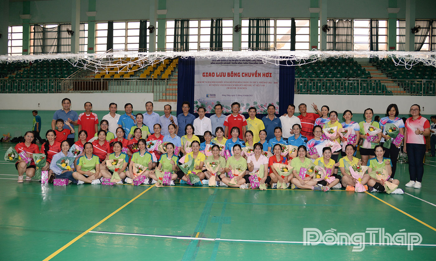 Ban Tổ chức và các vận động viên chụp ảnh lưu niệm.