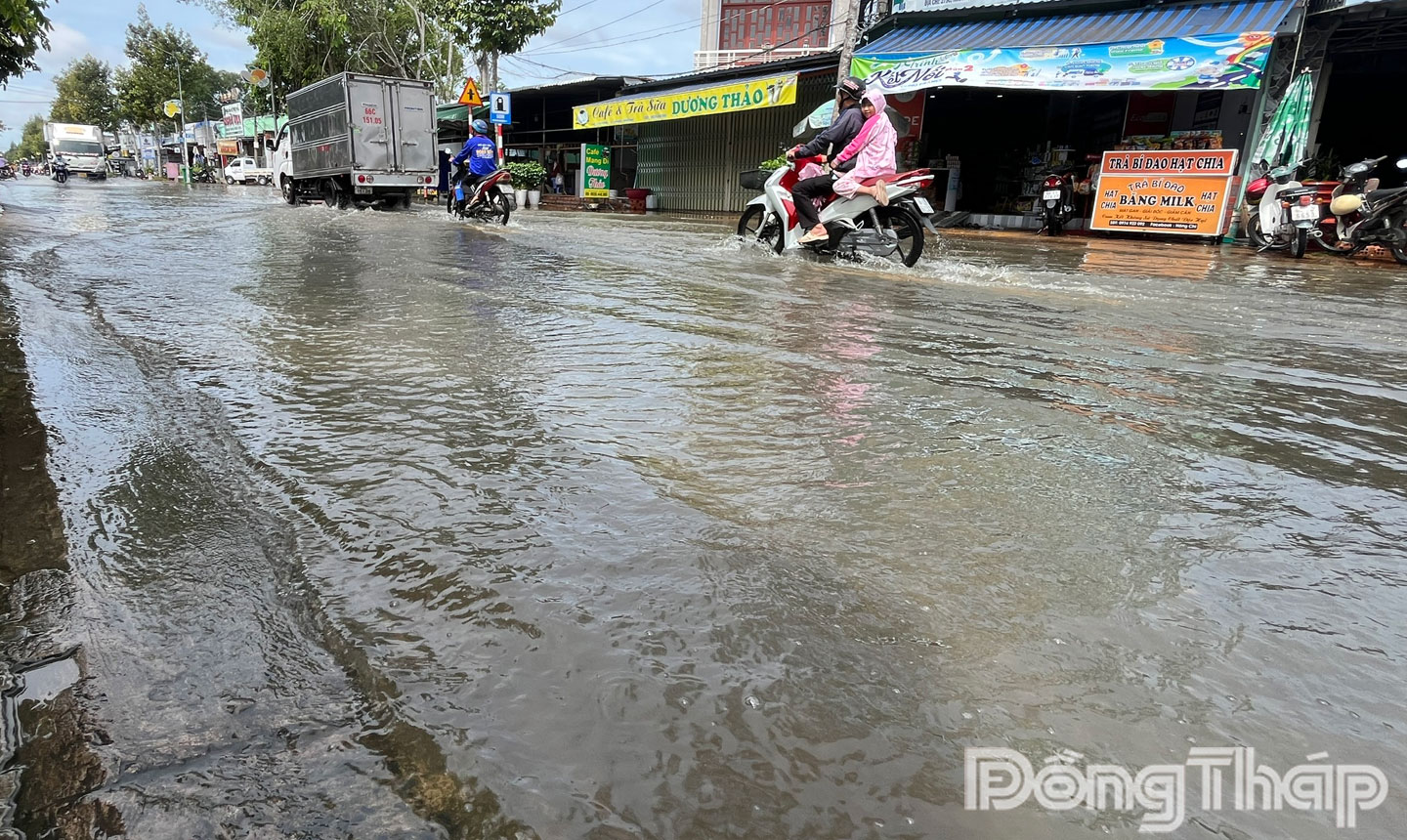 Theo nhiều người dân sống tại dọc tuyến đường ĐT851 ấp 1, xã Hòa Long, nước lên và ngập cao điểm khoảng 4 giờ đến 7 giờ sáng và 16 giờ đến 19 giờ chiều tối. 