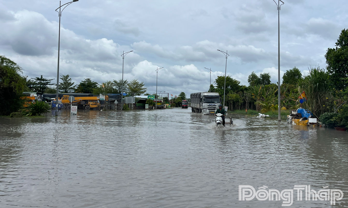 Các tuyến thuộc khu vực tuyến đường ĐT 852B ngập nước sâu khiến xe cộ lưu thông gặp khó khăn.