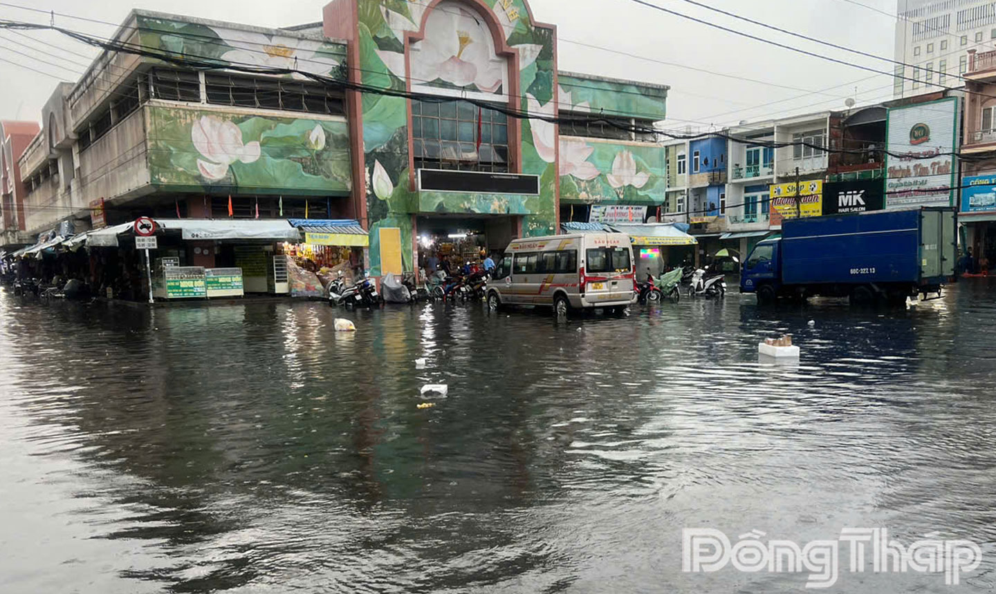 Khu vực chợ Cao Lãnh ngập khiến việc mua bán giao thương bị ảnh hưởng.