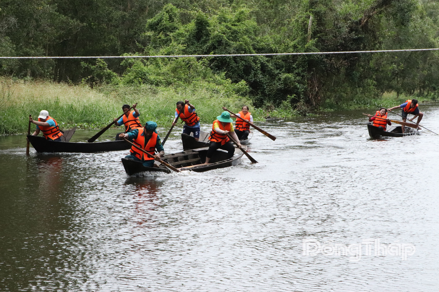 Các đội đua xuồng tranh tài sôi nổi tại Khu du lịch sinh thái Gáo Giồng.