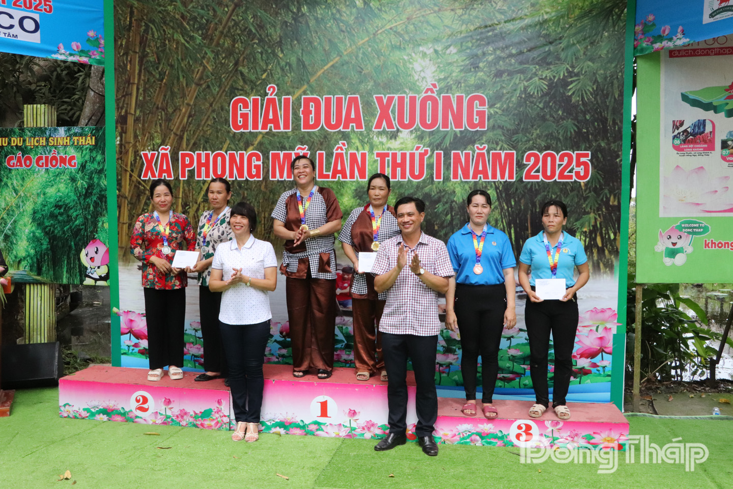 Lãnh đạo xã Phong Mỹ và phường Mỹ Phong trao giải cho các đội có thành tích xuất sắc.