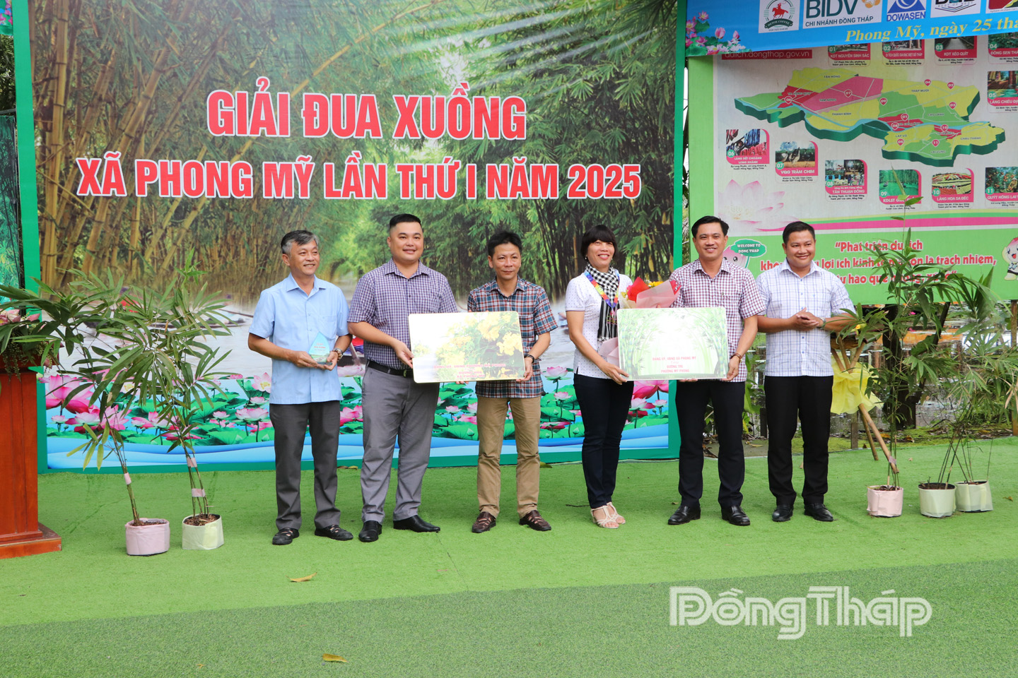 Lãnh đạo hai xã Phong Mỹ và phường Mỹ Phong trao tặng đường tre và đường hoa hoàng yến ghi dấu mối quan hệ gắn bó.