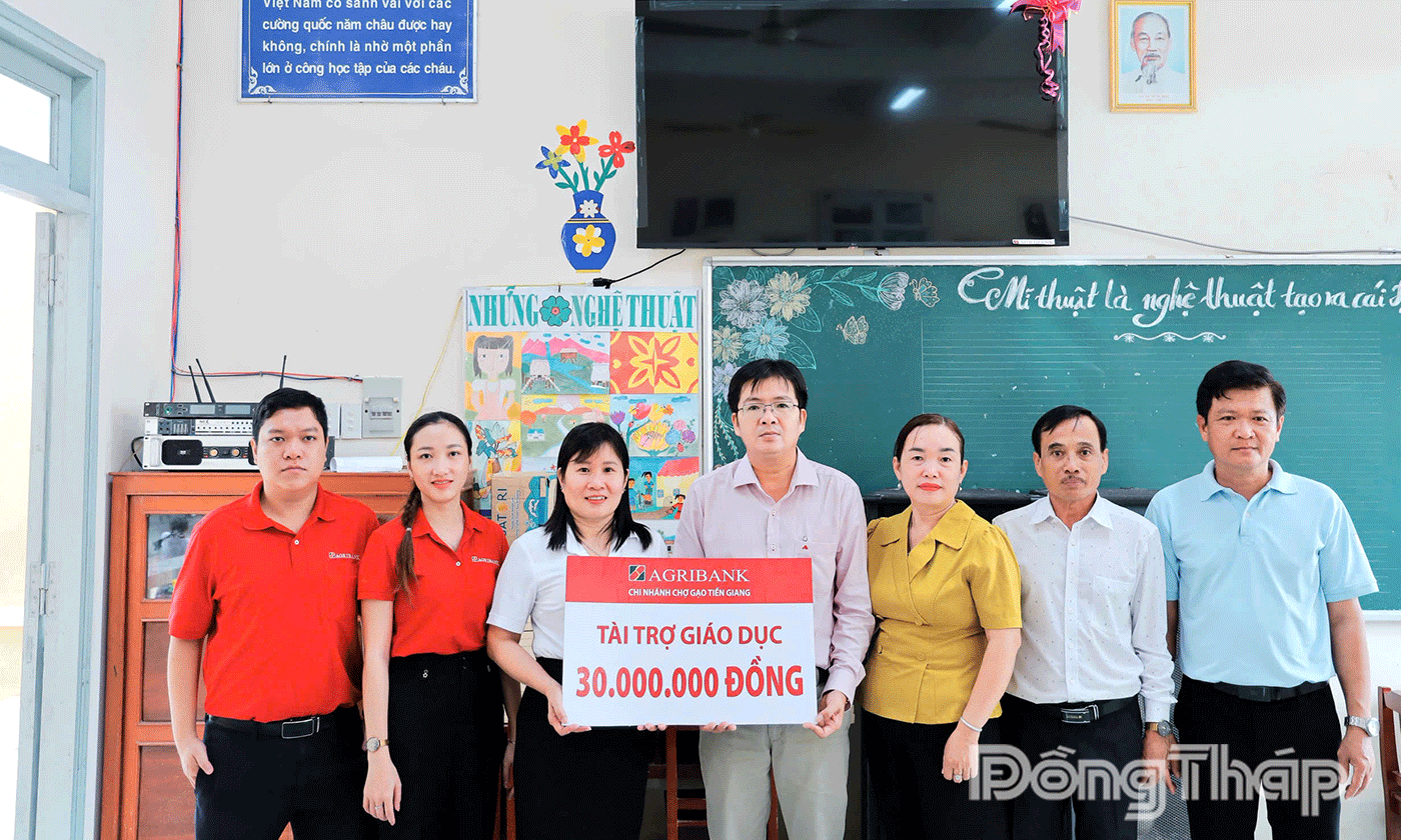 Agribank Chi nhánh Chợ Gạo tài trợ 4 Tivi LG 65 inch cho trường tiểu học Hòa Định, trường tiểu học Xuân Đông