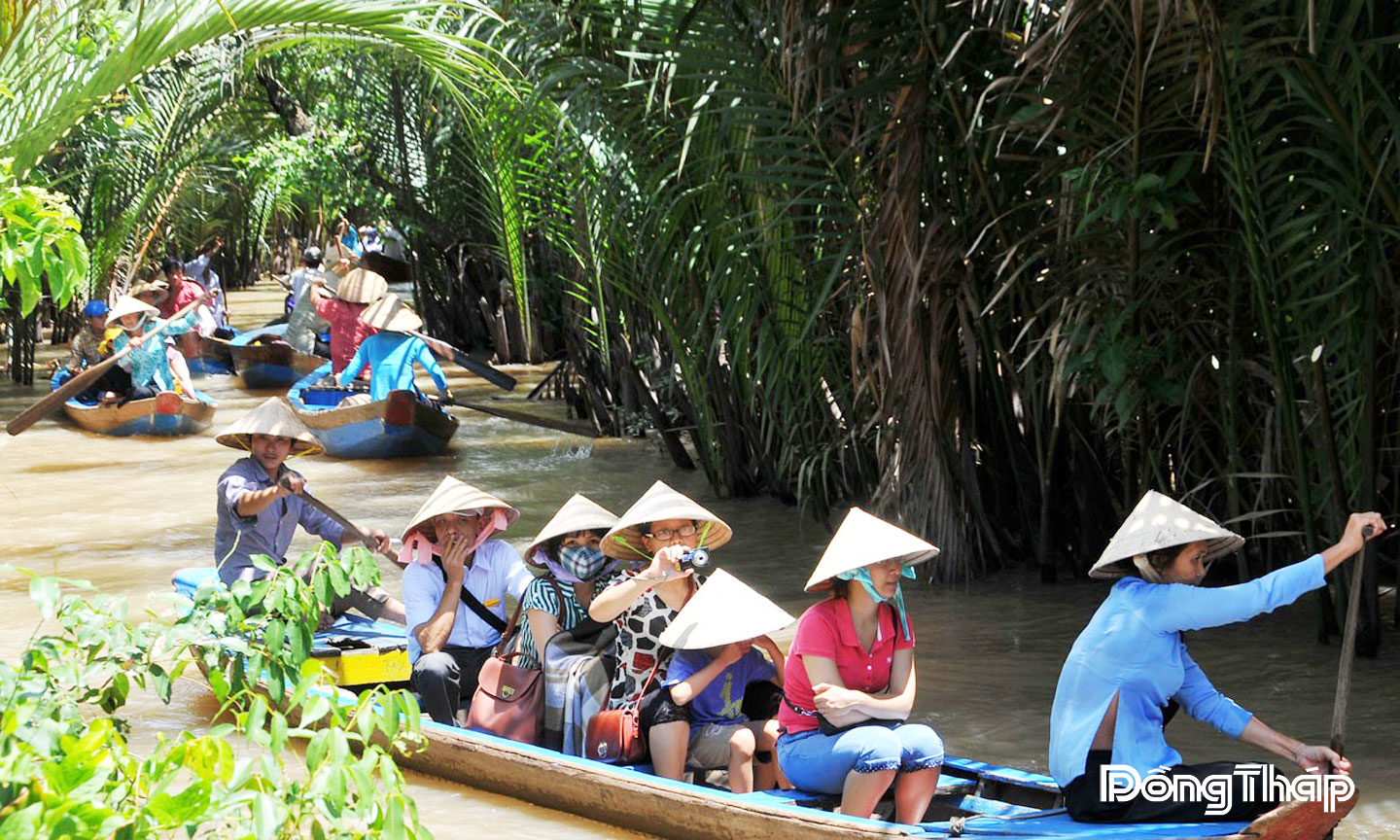 Du khách ngồi đò chèo tham quan, du lịch cù lao Thới Sơn.            Ảnh: CAO LẬP ĐỨC 