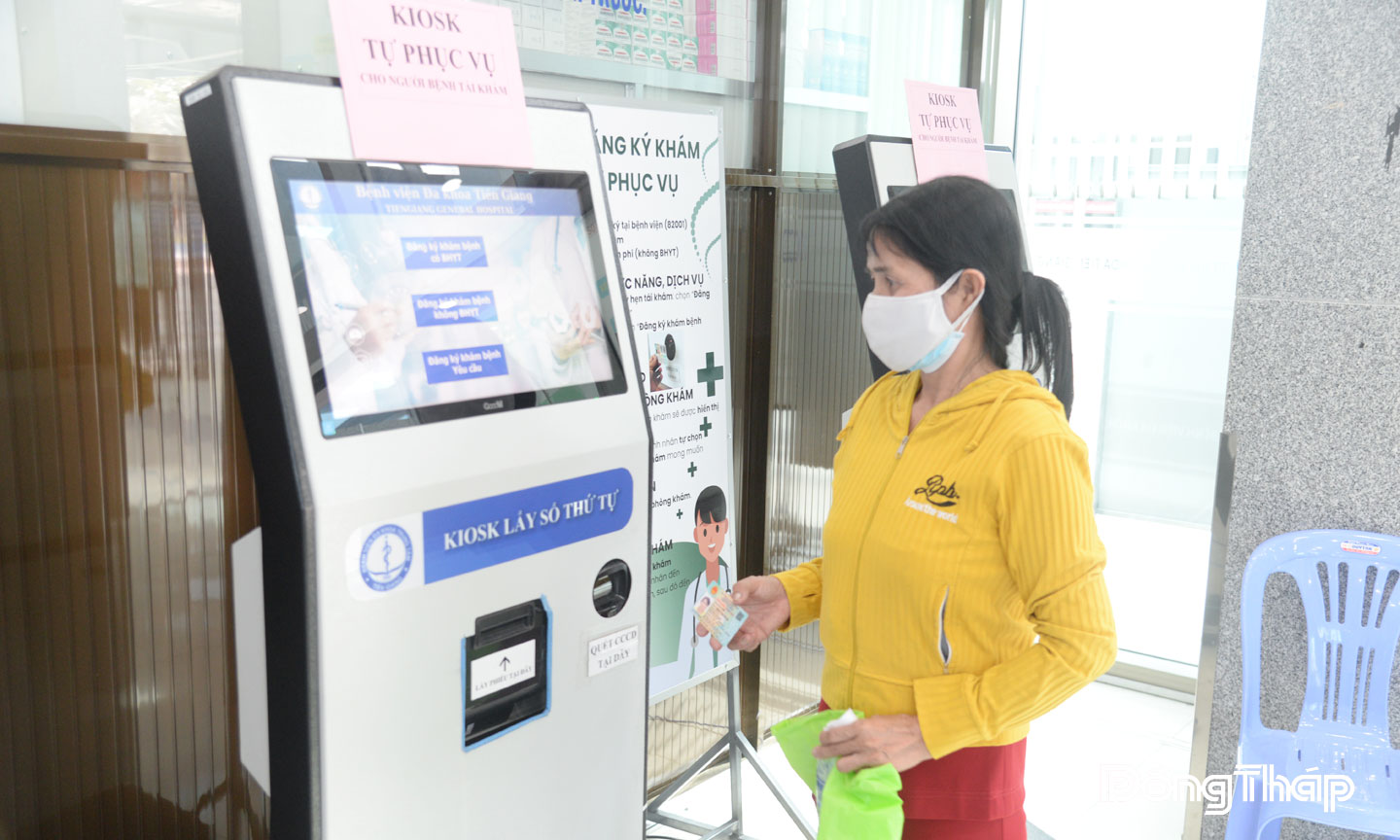 Người dân tiết kiệm được nhiều thời gian và thuận tiện hơn với hệ thống ki-ốt tiếp nhận khám bệnh tại Bệnh viện Đa khoa Tiền Giang.
