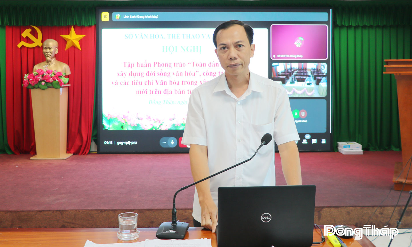 Trưởng Phòng Xây dựng nếp sống văn hóa và Gia đình (Sở Văn hóa, Thể thao và Du lịch) Võ Nam Phước tập huấn trực tuyến, hướng dẫn địa phương thực hiện các nội dung bình xét danh hiệu văn hóa năm 2025.