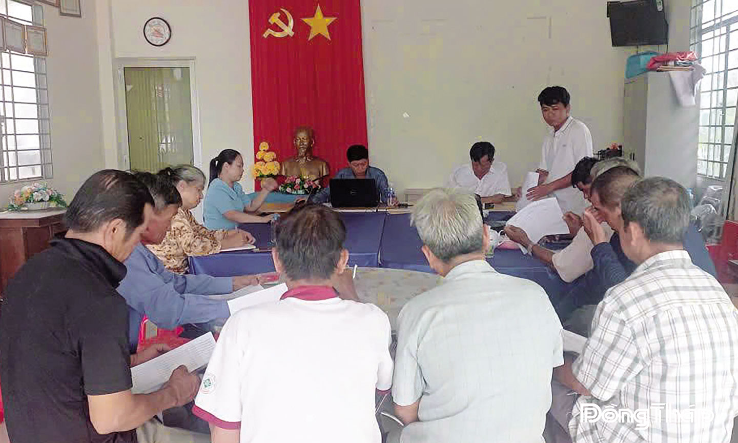 Buổi họp bình xét, đánh giá đề nghị công nhận danh hiệu Gia đình văn hóa tại ấp Láng Biển 4, xã Mỹ Quí.