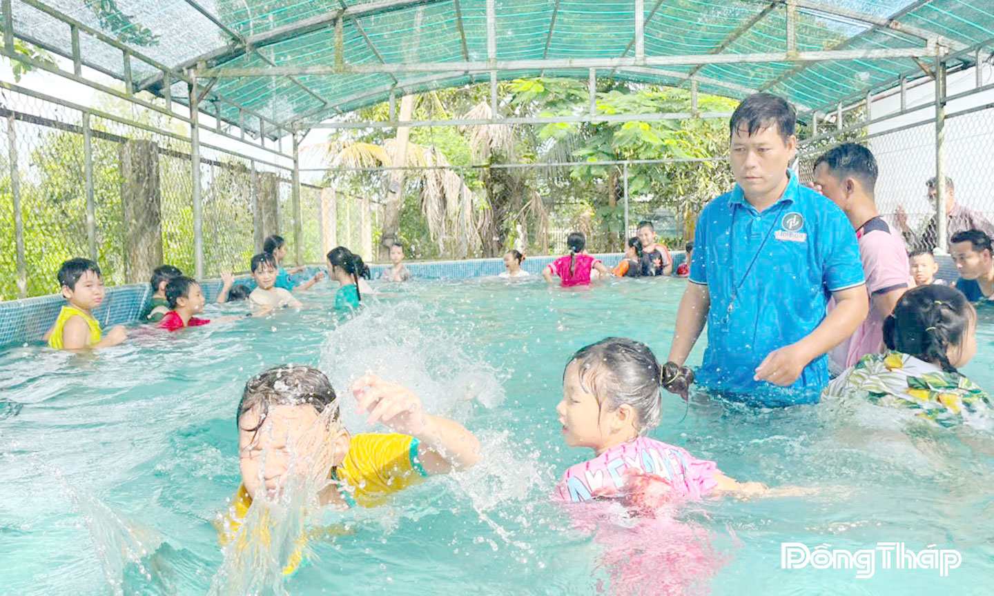 Từ đầu năm 2025 đến nay, xã Mỹ Quí đã mở 15 lớp phổ cập bơi cho hơn 500 em tham gia.