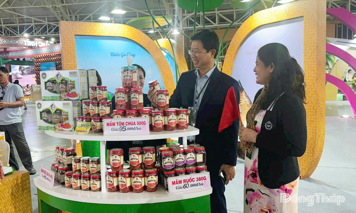 Phó Chủ tịch UBND tỉnh Đồng Tháp Huỳnh Minh Tuấn  đến tham quan gian hàng của tỉnh tại Hội chợ Mùa Thu 2025 và chụp ảnh lưu niệm cùng các chủ gian hàng Đồng Tháp.