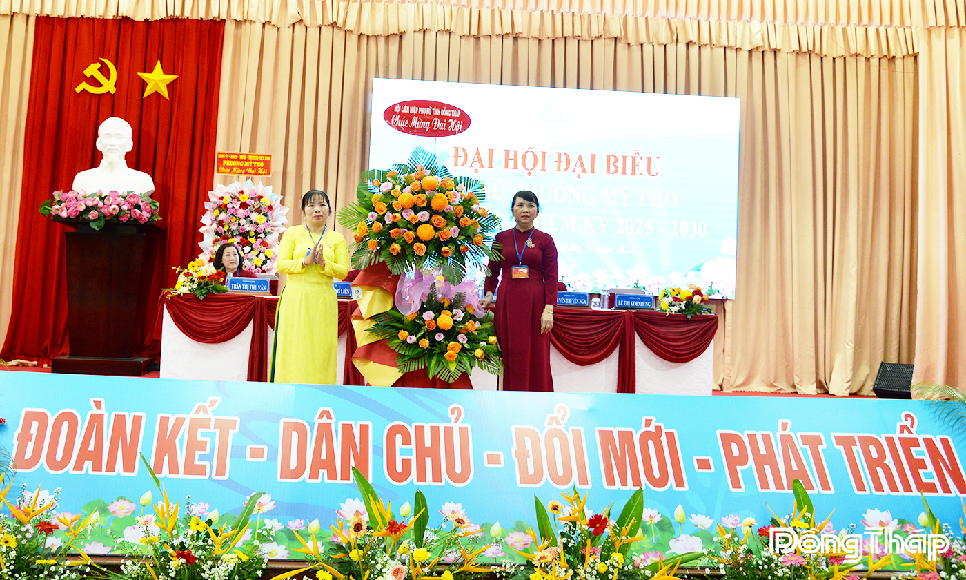 Đồng chí Nguyễn Thị Khánh Ngọc, Ủy viên Thường vụ Hội LHPN tỉnh Đồng Tháp tặng hoa chúc mừng Đại hội