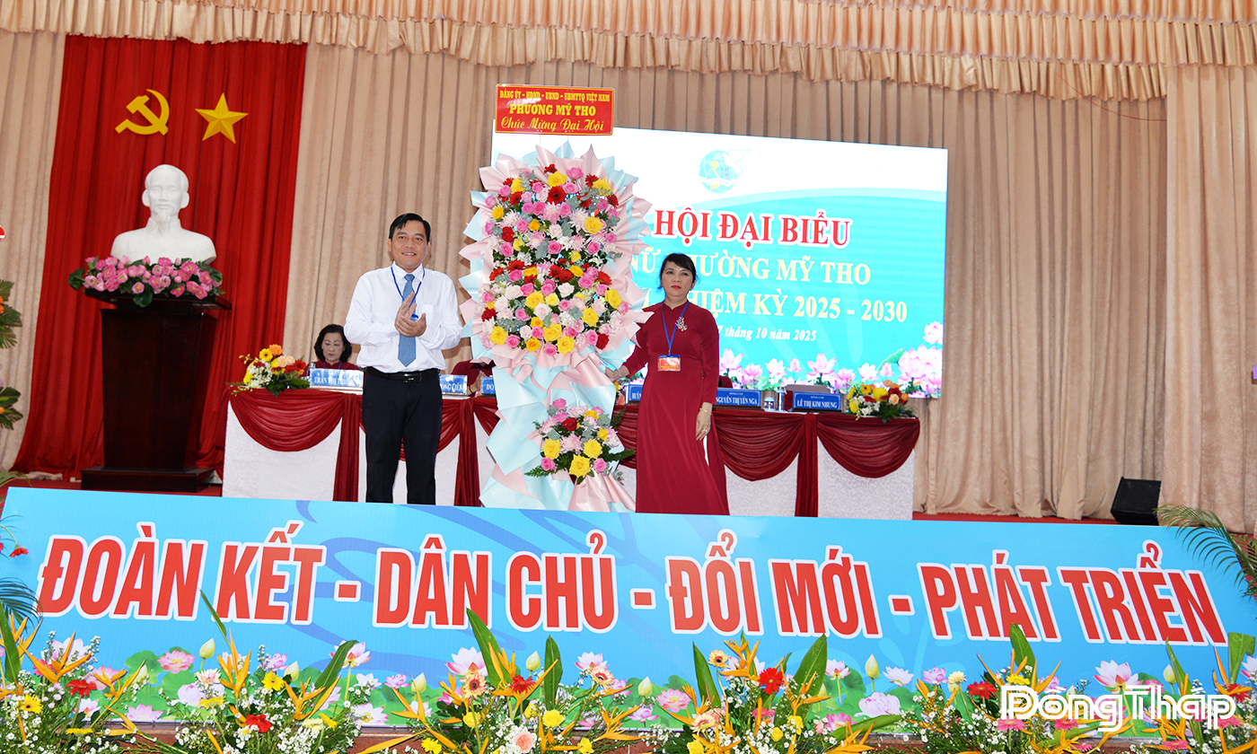 Đồng chí Ngô Huỳnh Quang Thái, Tỉnh ủy viên, Bí thư Đảng ủy phường Mỹ Tho tặng hoa chúc mừng Đại hội.