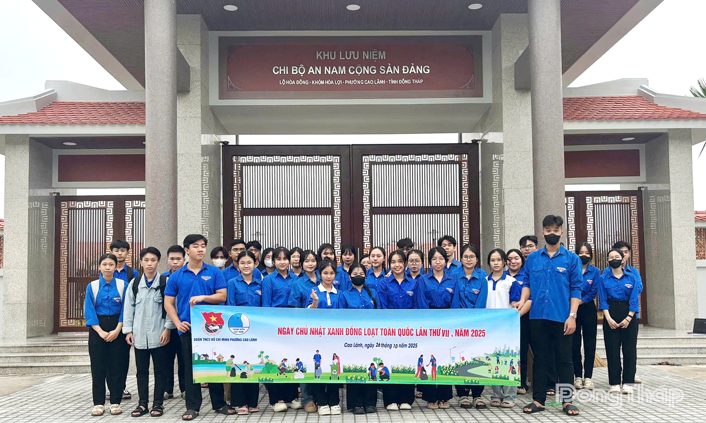 Đoàn phường Cao Lãnh ra quân dọn dẹp vệ sinh, làm cỏ tại Khu lưu niệm Chi bộ An Nam Cộng sản Đảng