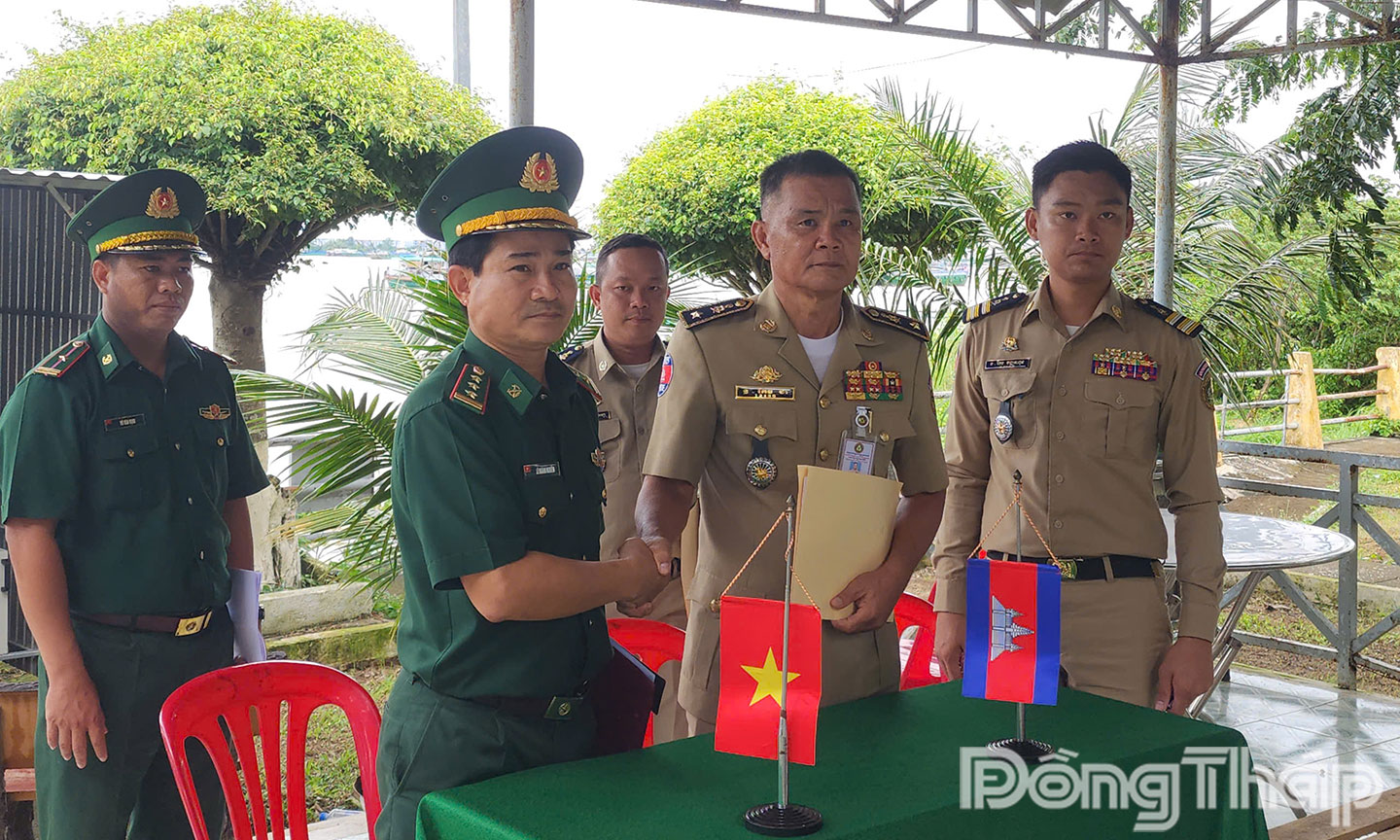 Ký kết, bàn giao người giữ lực lượng chức năng hai nước Việt - Cam. Ảnh: LONG GIANG