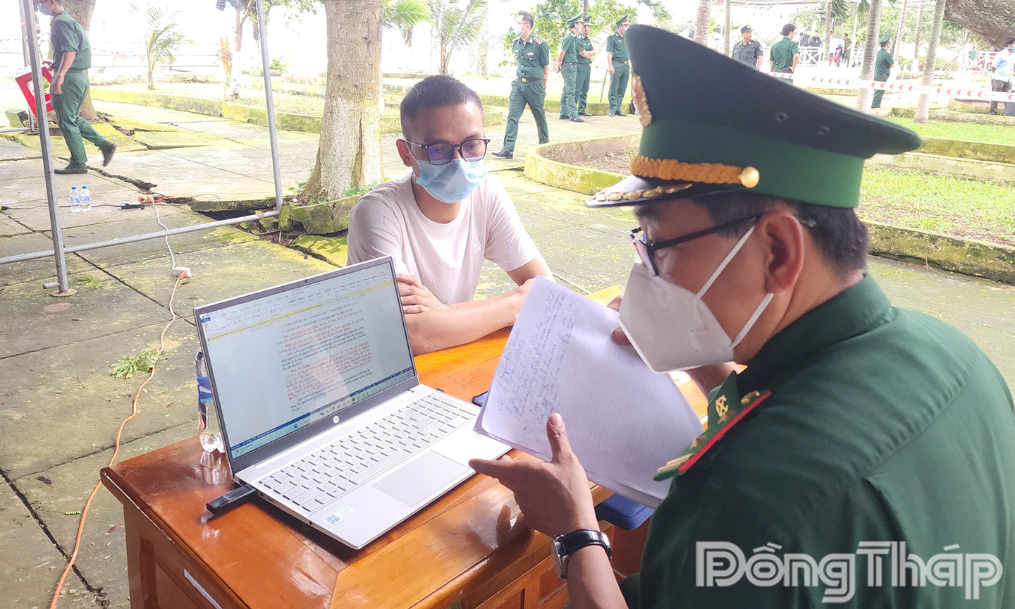 Làm việc với các công dân được trao trả nước. Ảnh LONG GIANG