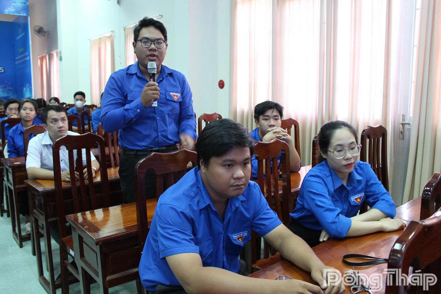 Đoàn thanh niên tham gia đặt câu hỏi giao lưu với các diễn giả.