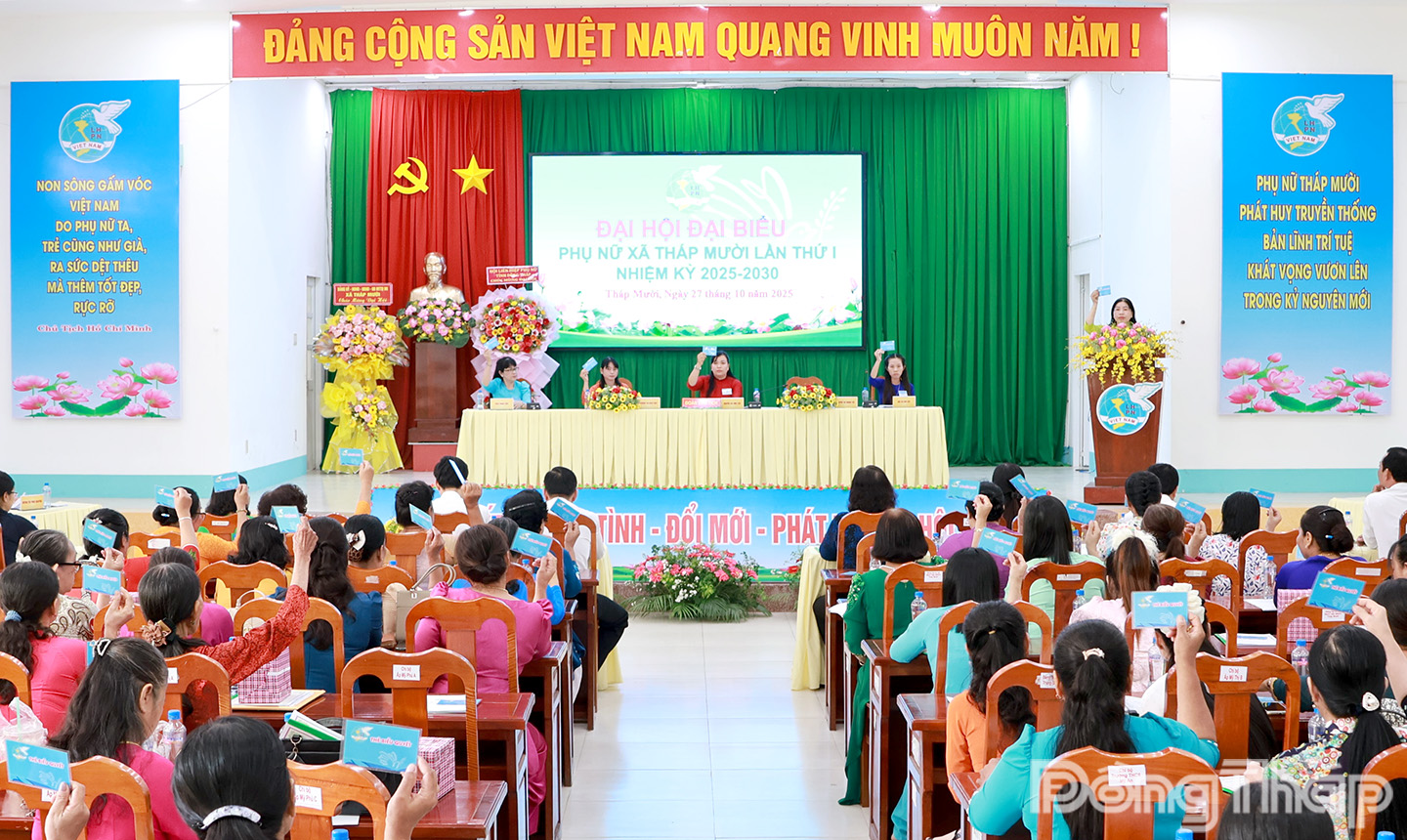 Các đại biểu biểu quyết các chỉ tiêu cho nhiệm kỳ mới.