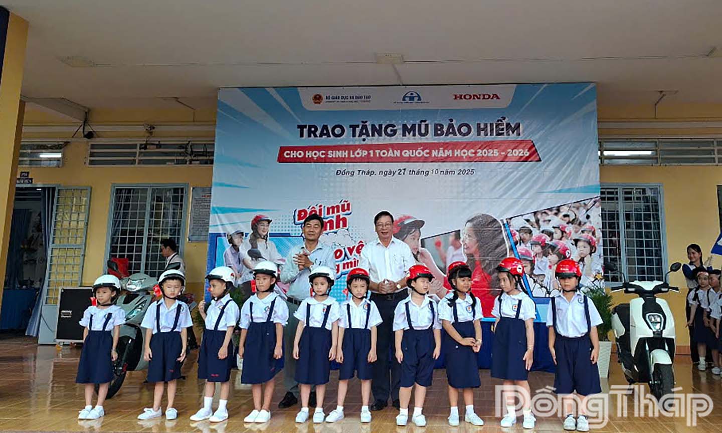 Ban ATGT tỉnh trao nón bảo hiểm cho các em học sinh lớp 1 Tiểu học Nguyễn Huệ.