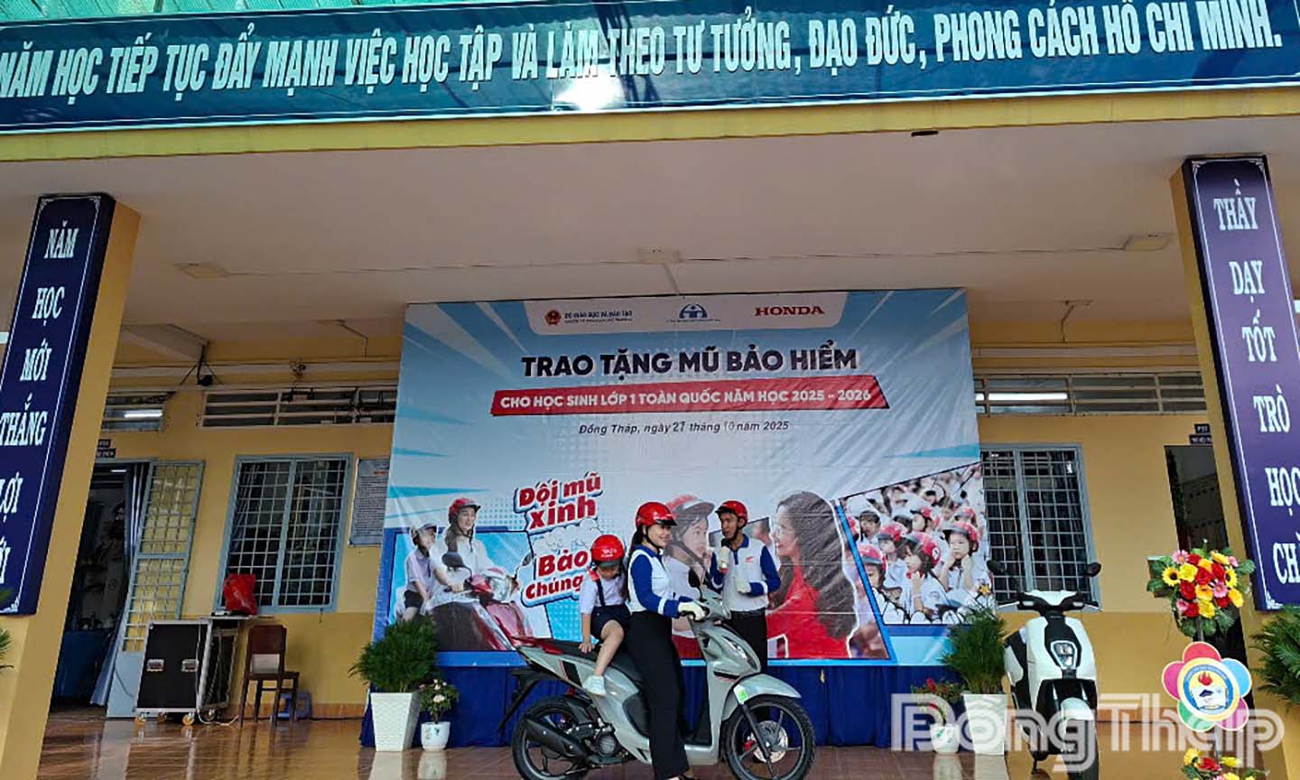 Hướng dẫn các em học sinh ngồi đúng cách khi tham gia giao thông.