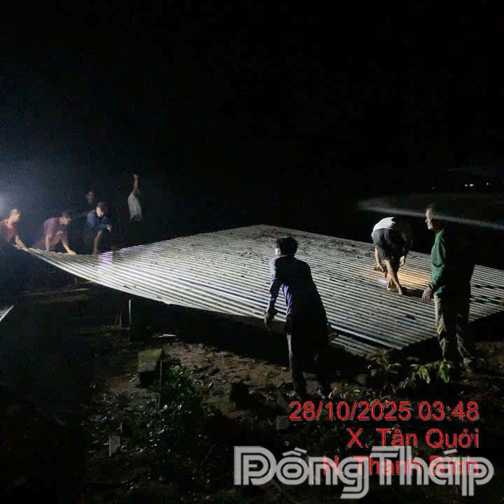 Người dân ấp Tân Quới, xã Tân Long đang khẩn trương dọn dẹp và di dời tài sản sau vụ sạt lở