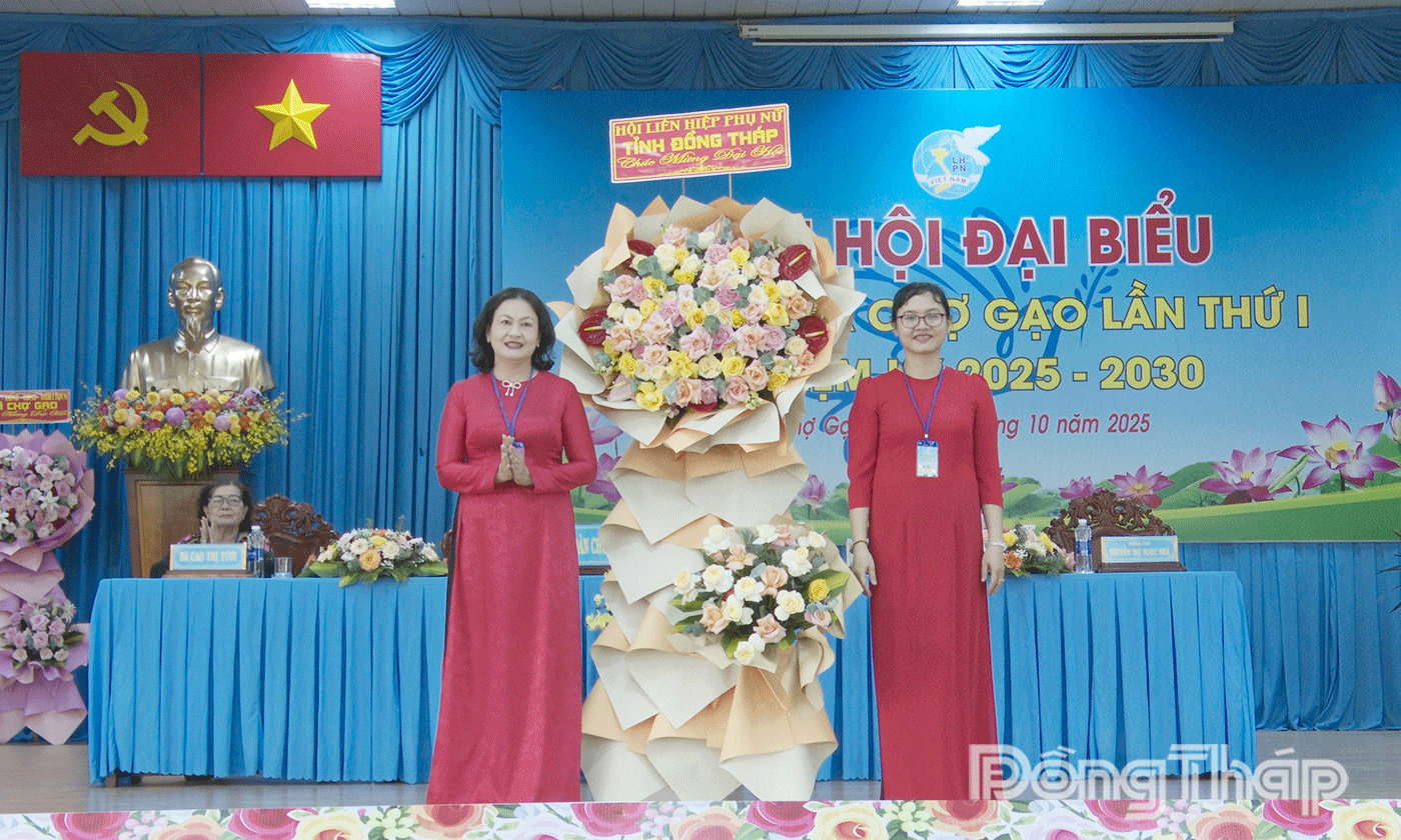 Hội LHPN tỉnh tặng hoa chúc mừng Đại hội.