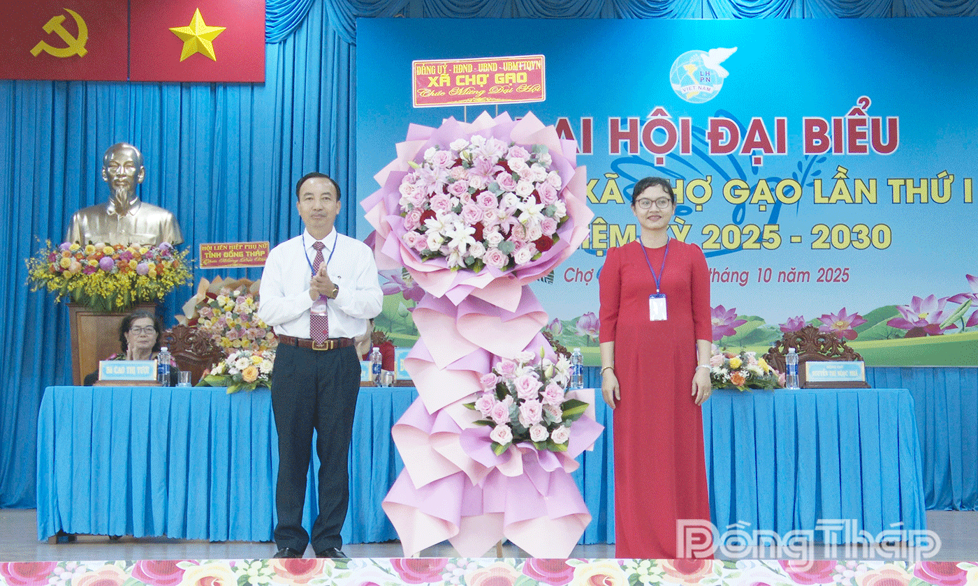 Đảng ủy xã Chợ Gạo tặng hoa chúc mừng Đại hội.