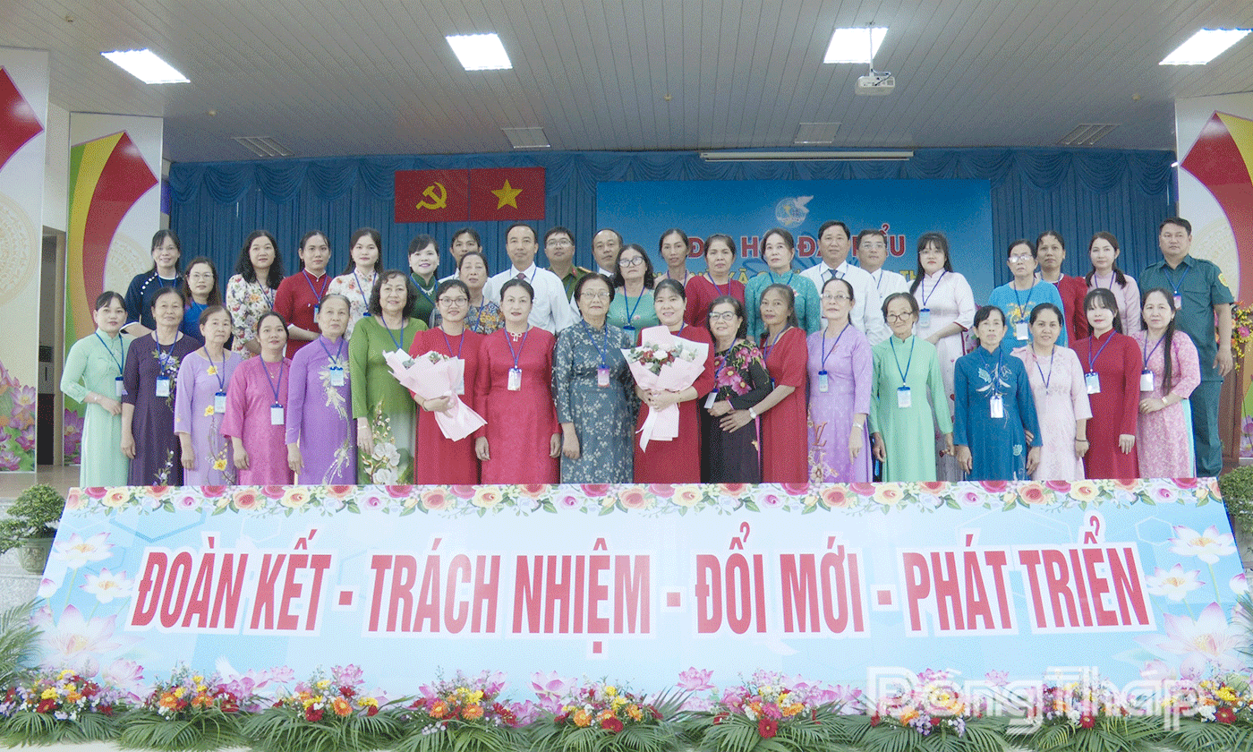 Lãnh đạo Hội LHPN tỉnh, địa phương chụp ảnh lưu niệm với Ban Chấp hành Hội LHPN xã Chợ Gạo, nhiệm kỳ 2025-2030.