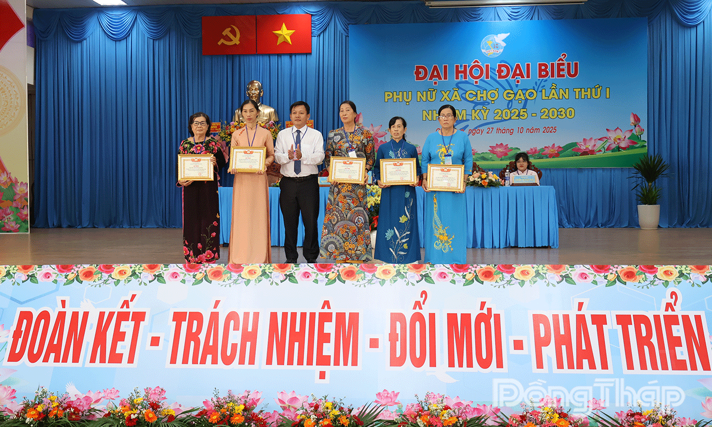 Ủy ban Mặt trận Tổ quốc xã Chợ Gạo tuyên dương tập thể, cá nhân có thành tích trong công tác phụ nữ.