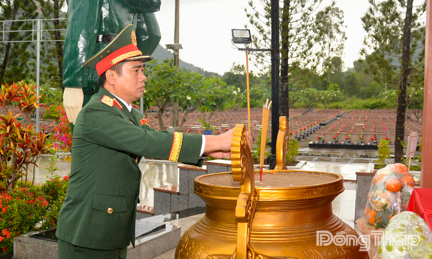 Thiếu tướng Cao Xuân Thắng dâng hương tại Đài tưởng niệm các Anh hùng liệt sĩ Nghĩa trang Liệt sĩ Dốc Bà Đắc.