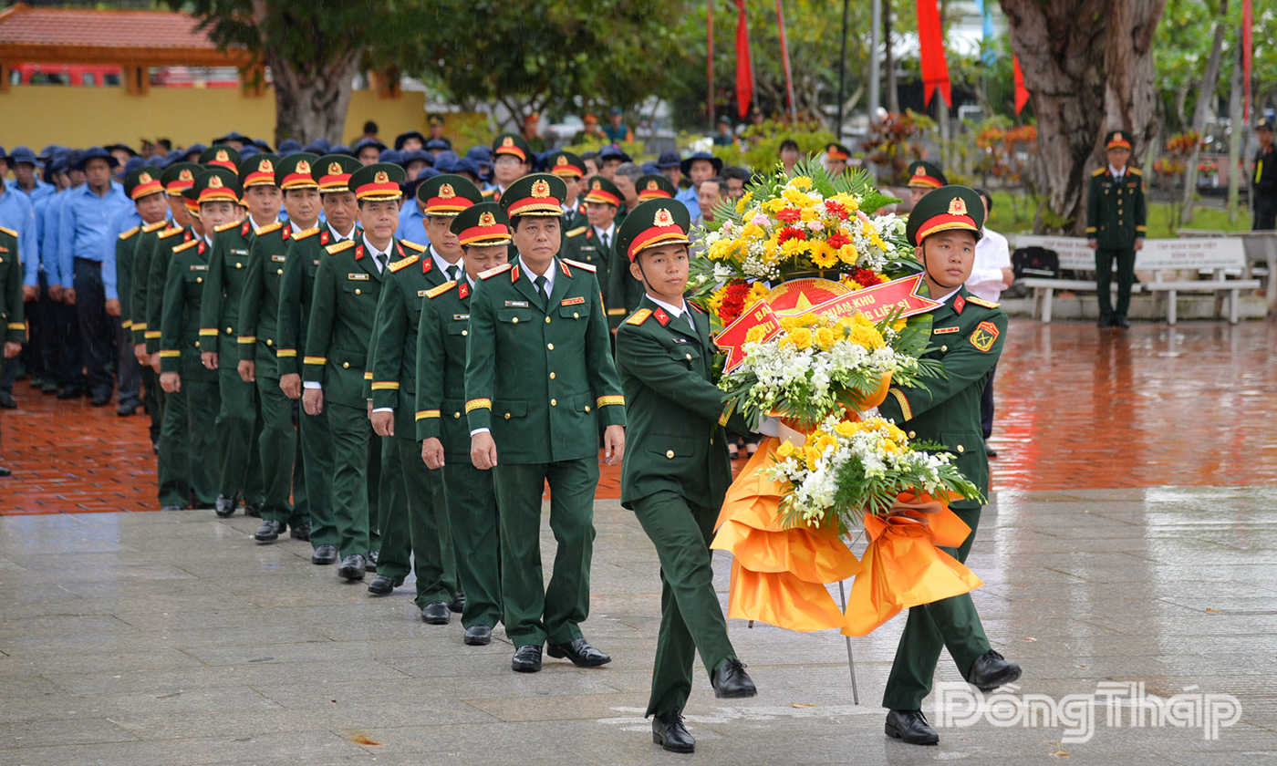 Đại biểu Ban Chỉ đạo 515 Quân khu 9 dâng hoa, dâng hương Đài tưởng niệm các Anh hùng liệt sĩ Nghĩa trang Liệt sĩ Dốc Bà Đắc.