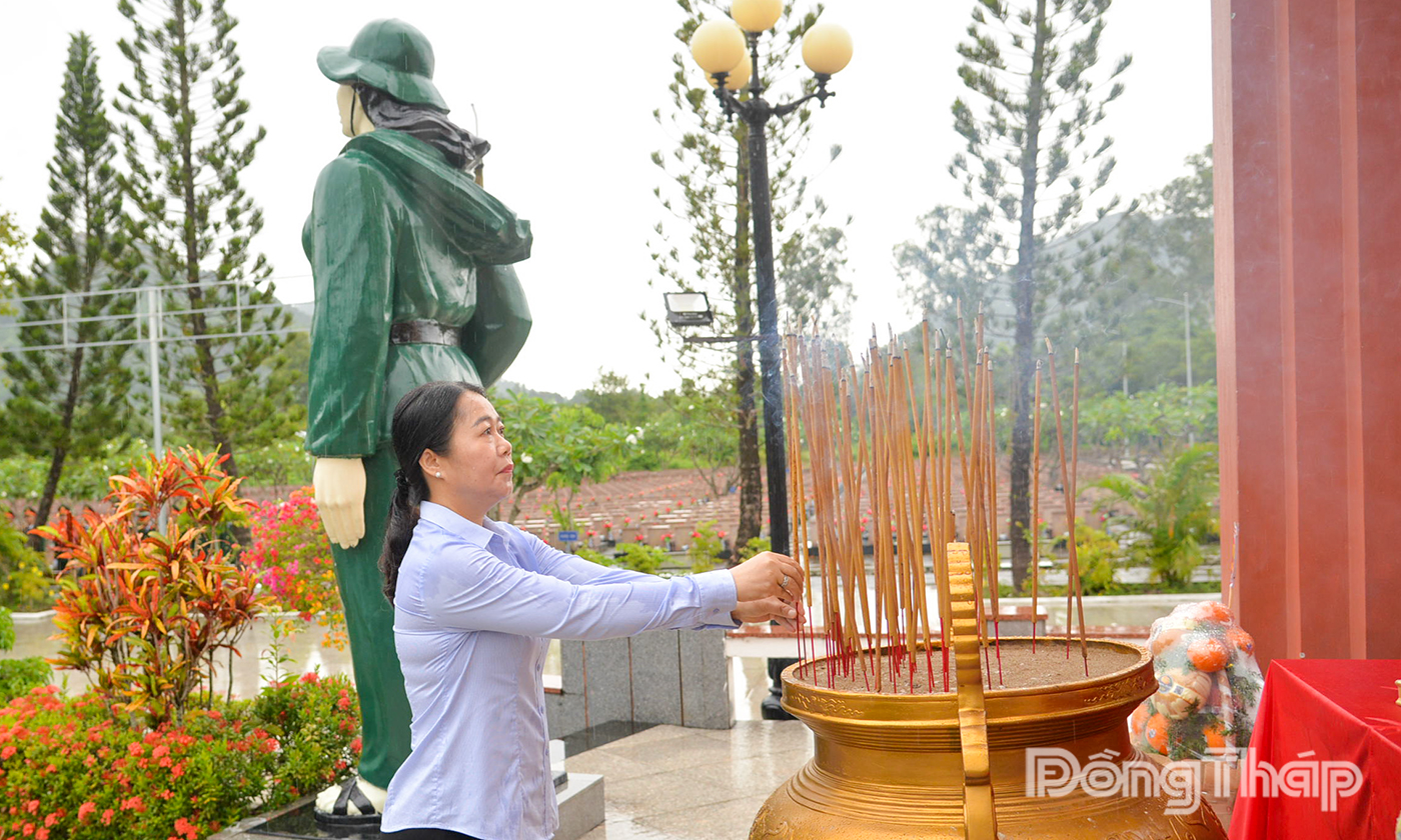 Đồng chí Nguyễn Thị Kiều Loan, Phó Giám đốc Sở Nội vụ tỉnh Đồng Tháp, Phó trưởng Ban Chỉ đạo 515 tỉnh Đồng Tháp thực hiện nghi thức trình hoa và dâng hương tại 