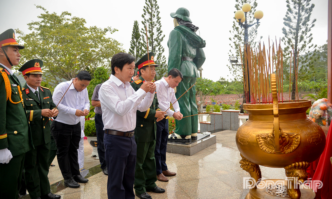 Thành viên Ban Chỉ đạo 515 tỉnh Đồng Tháp dâng hương Đài tưởng niệm các Anh hùng liệt sĩ Nghĩa trang Liệt sĩ Dốc Bà Đắc.