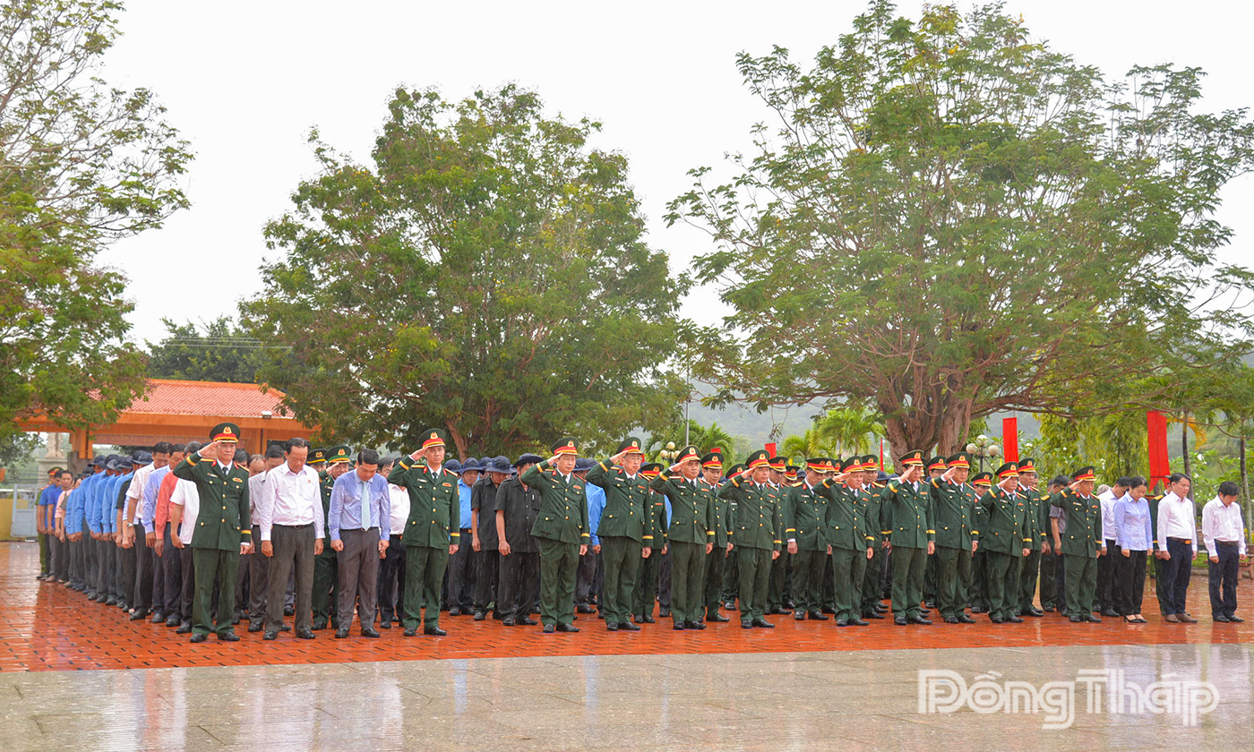 Đại biểu dành một phút mặc niệm.