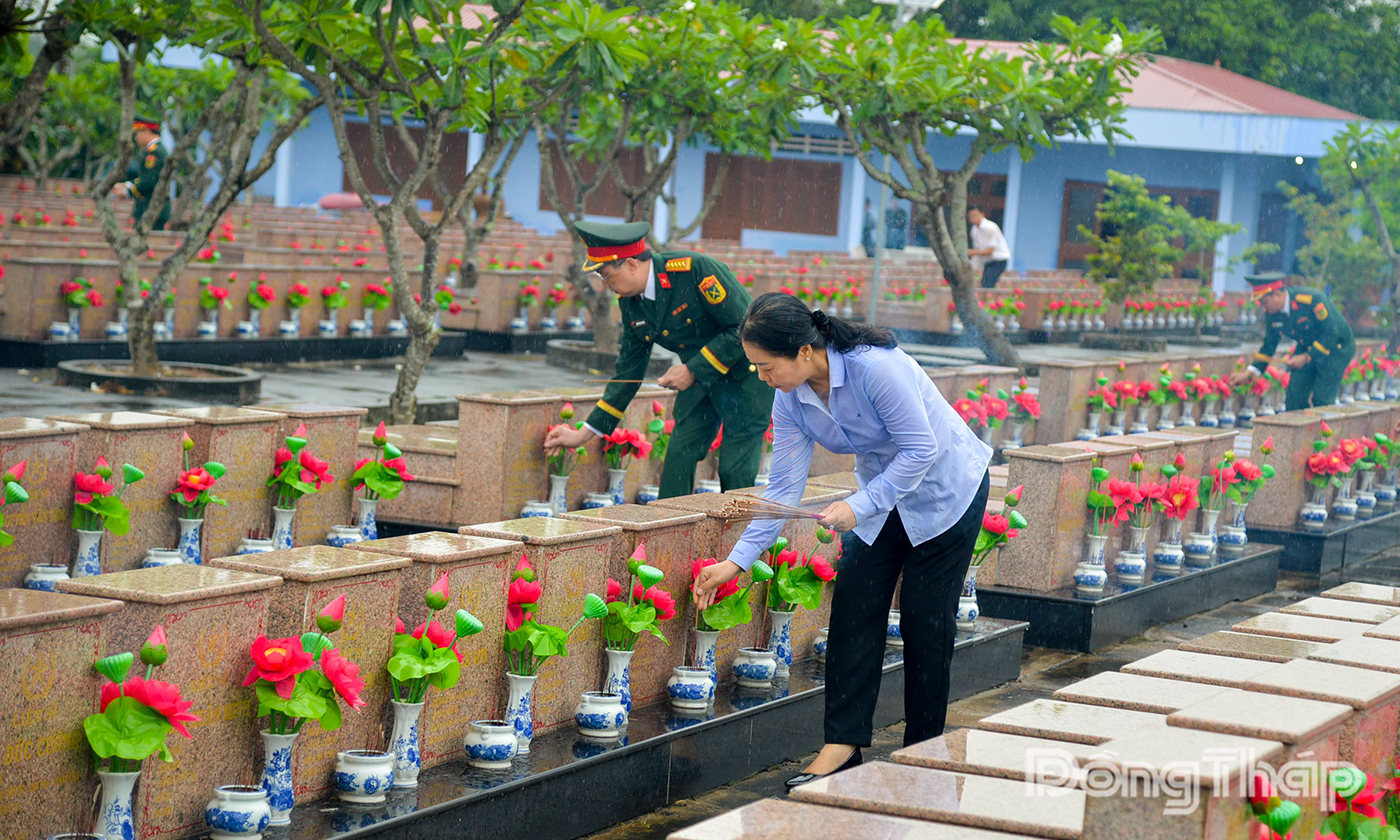 Đại biểu thắp hương các phần mộ Liệt sĩ.