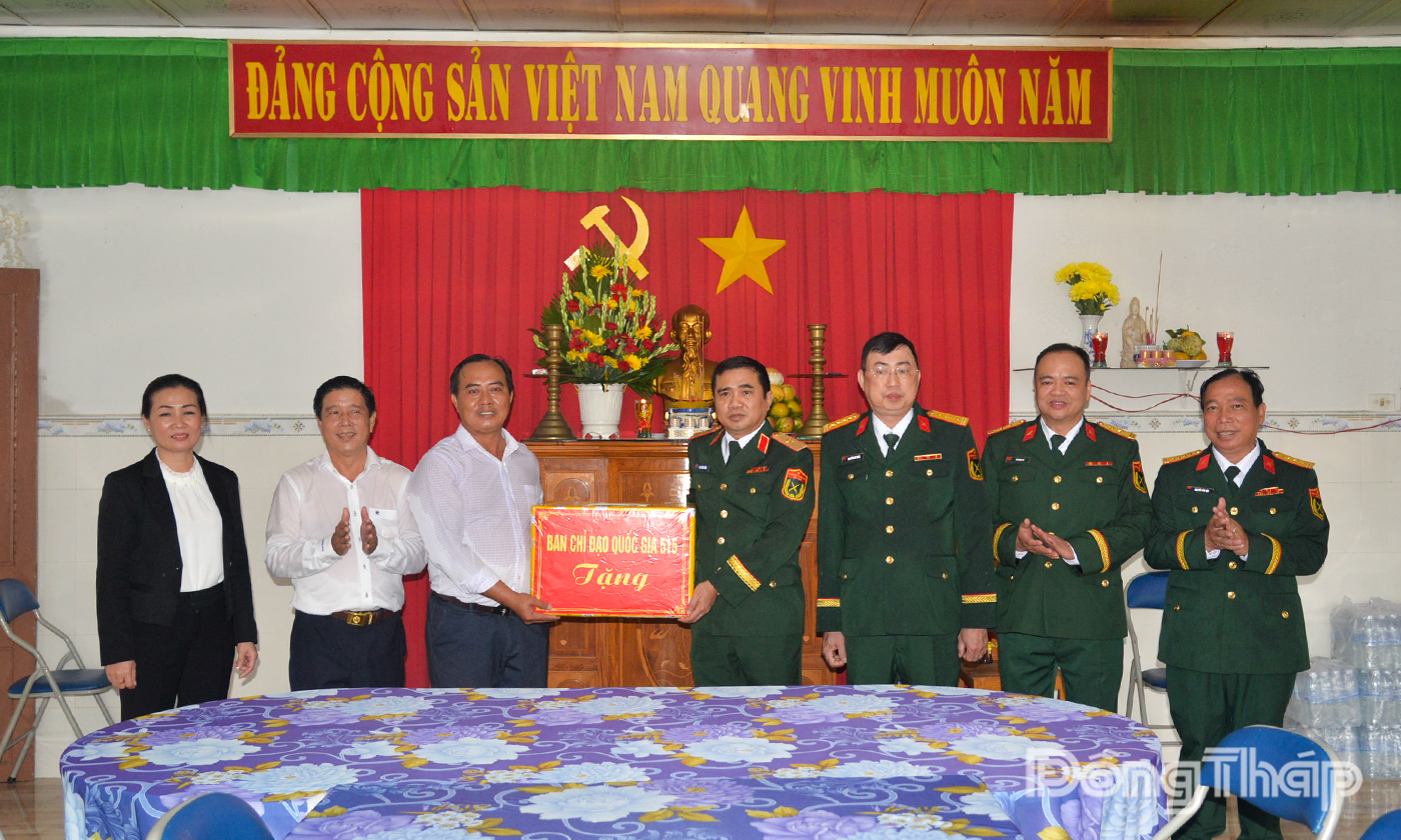 Thiếu tướng Cao Xuân Thắng tặng quà cho quản trang Nghĩa trang Liệt sĩ Dốc Bà Đắc.