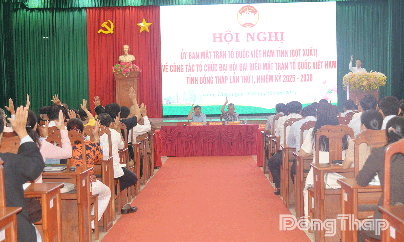 Đại biểu biểu quyết thống nhất thông qua Nghị quyết hội nghị.