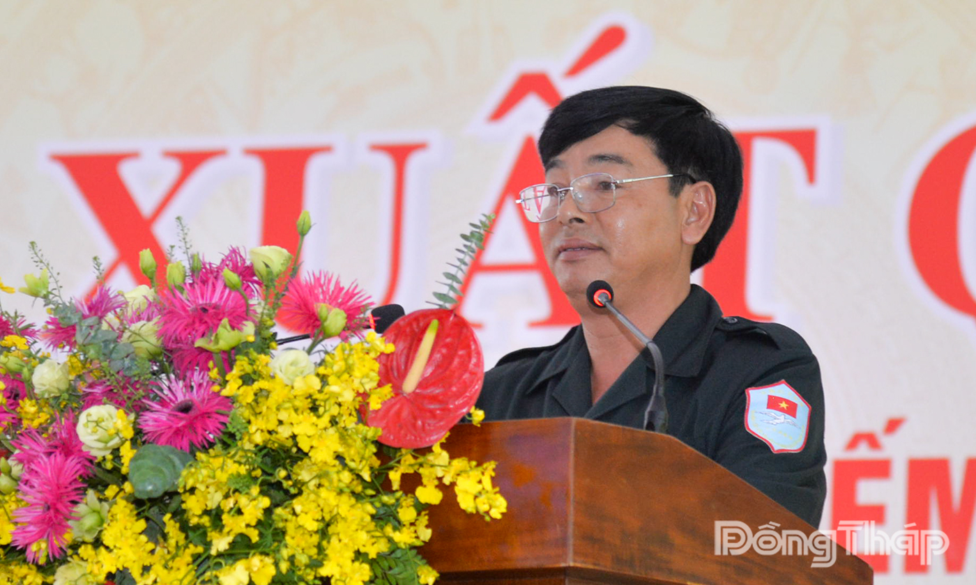 Thượng tá Lã Phú Huy, Đội trưởng Đội K90, đại diện các đội lên đường làm nhiệm vụ thể hiện quyết tâm.