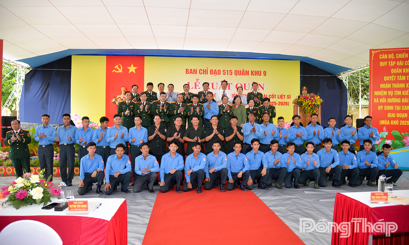 Đại biểu chụp ảnh lưu niệm cùng các Đội K lên đường làm nhiệm vụ.