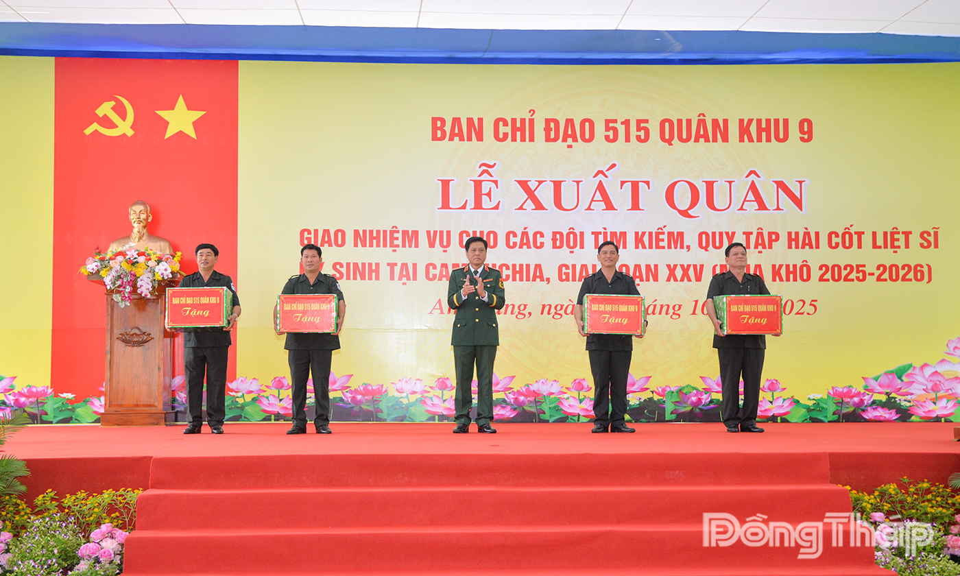 Thiếu tướng Huỳnh Văn Ngon, Phó Chính ủy, Trưởng Ban Chỉ đạo 515 Quân khu 9 tặng quà các đội.