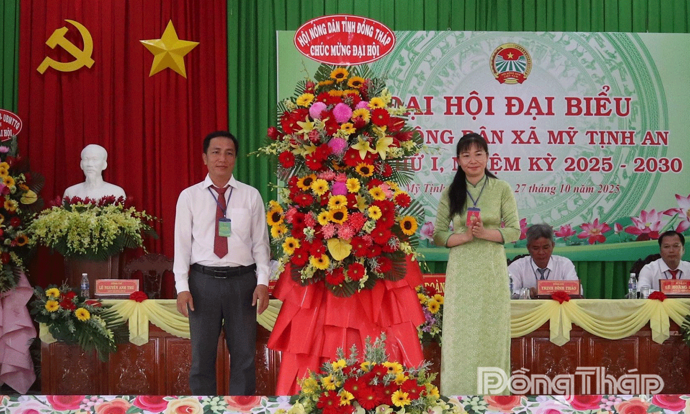 Hội Nông dân tỉnh tặng hoa chúc mừng Đại hội.